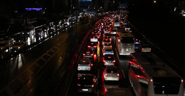 İstanbul'da Trafik Her Geçen Gün Yoğunlaşıyor