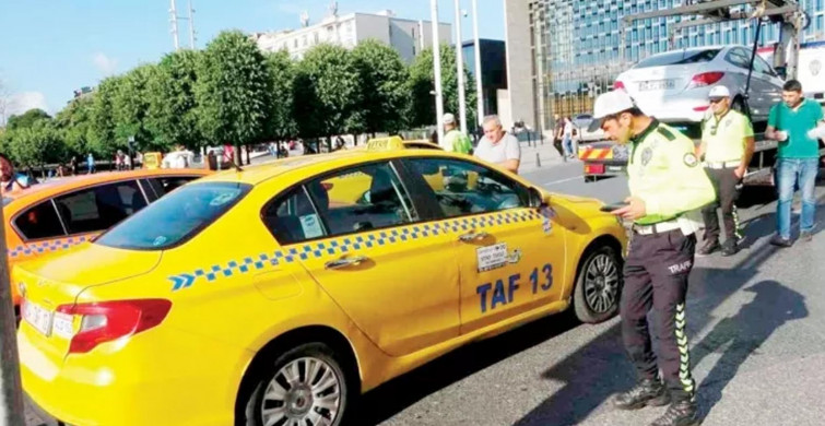 İstanbul'da trafik polisi, turistlerle pazarlık yapan taksiciye fırça attı!