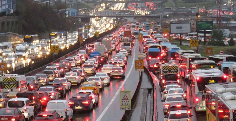 İstanbul'da Trafik Yoğunluğu Yüzde 74'e Yükseldi