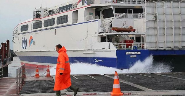 İstanbul'daki Fırtına Deniz Ulaşımını Engelledi