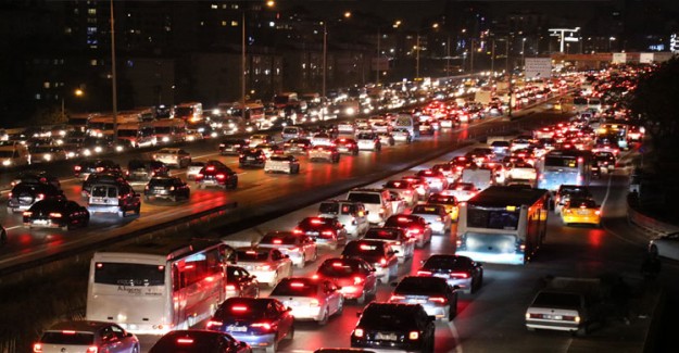 İstanbul'daki Trafik Yoğunluğu Geri Döndü