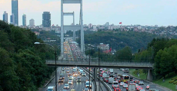 İstanbullular ömürlerini trafikte bitiyor! 3,5 yılınız tamamen yollarda geçiyor!