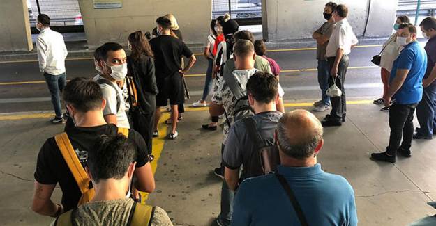 İstanbullu Vatandaşlar Metrobüs Seferlerinin Azlığından Yakındı