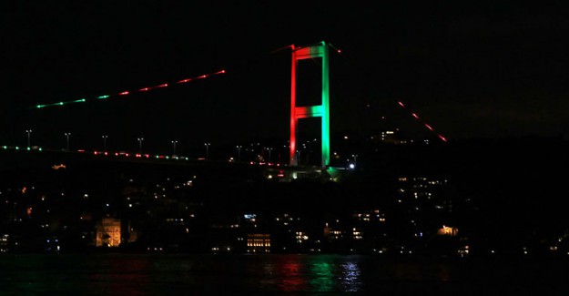 İstanbul'un İki Köprüsü Afganistan Bayrağı Renklerine Büründü