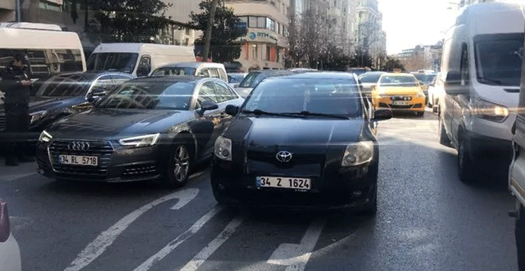 İstanbul’un Orta Yerinde Bıçaklı Trafik Kavgası: 1 Yaralı