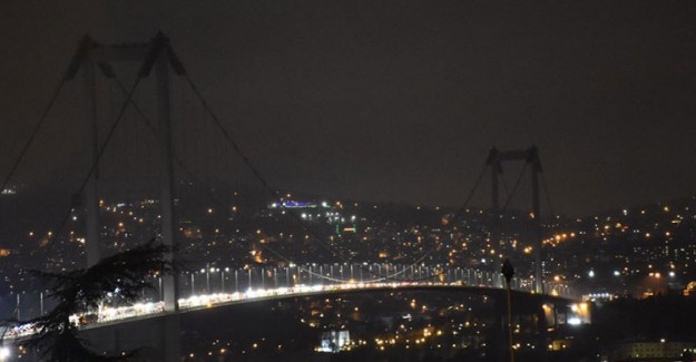 İstanbul'un Simgelerinin Işıkları Söndürüldü