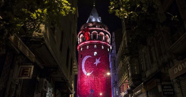 İstanbul'un Tarihi Simgeleri Milli Takıma Destek İçin Kırmızı-Beyaz Oldu