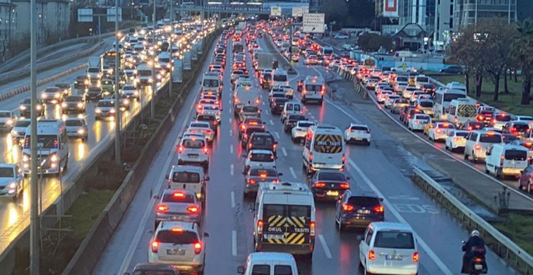 İstanbul'un Trafik Çilesi Bitmiyor: Haftaya Yüzde 54 Yoğunlukla Başlandı