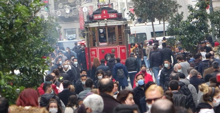 İstiklal Caddesi'nde Girişler Yoğunluk Sebebiyle Kapatıldı