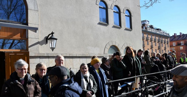 İsveçliler, Cuma Namazı Kılan Müslümanlar İçin İnsan Zinciri Kurdu