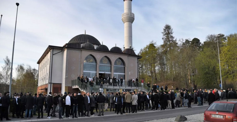 İsveç'te ve Japonya'da binlerce Müslüman bayram namazını hep birlikte eda etti!