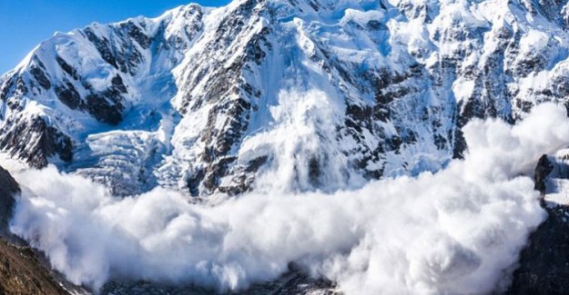İsviçre'de Çok Sayıda Kişi Çığ Düşmesinin Ardından Kar Altında Kaldı