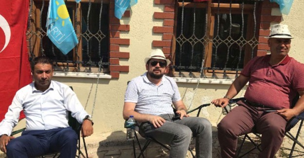 İYİ Partili İlçe Başkanları Kendilerini Akşener'in Evine Zincirledi