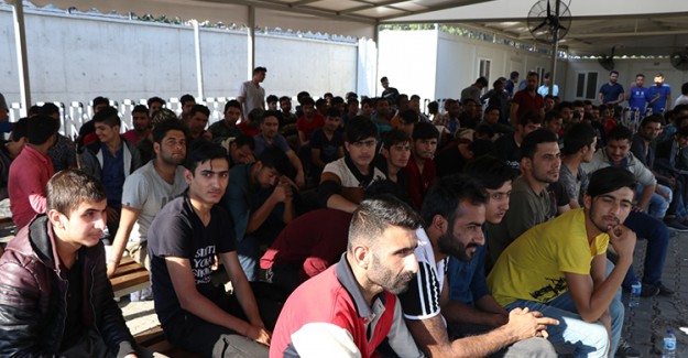 İzmir'de 154 Kaçak Göçmen Yakalandı