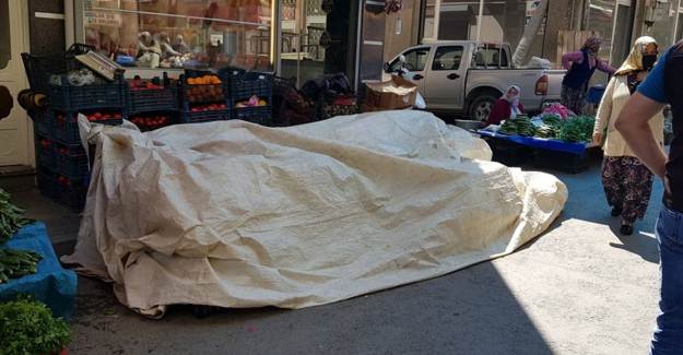 İzmir'de Bir Kadın Şalvarın İçine Doğurdu, Tezgahın Altına Attı
