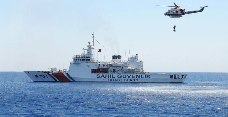 İzmir'de Botları Sürüklenen 24 Düzensiz Göçmen Sahil Güvenlik Ekiplerince Kurtarıldı