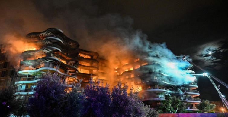 İzmir’de büyük yangın: Alevler kısa sürede siteyi sardı