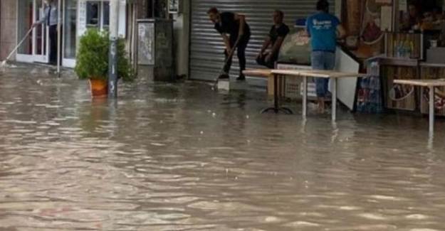 İzmir'de Cadde ve Sokaklar Göle Döndü