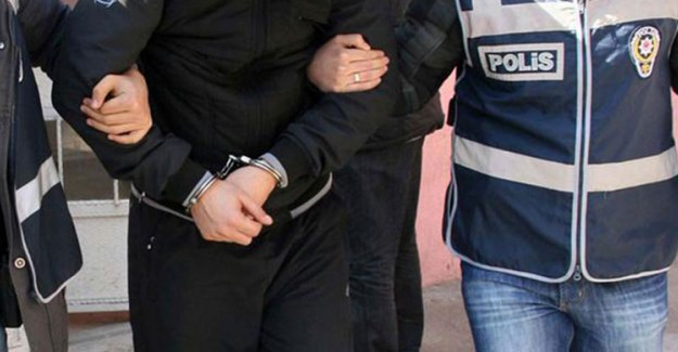 İzmir'de Çocuğuna Tekme Atan Baba Gözaltında