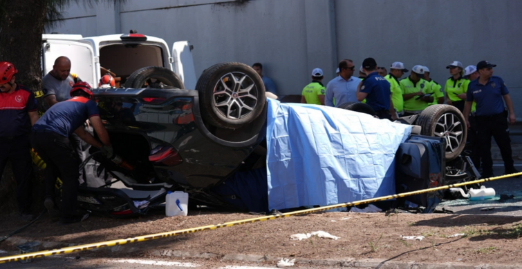 İzmir'de Feci Kaza: Alt Geçide Düşen Otomobilde 3 Kişi Hayatını Kaybetti