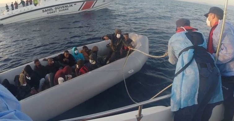 İzmir’de Lastik Botta 21 Göçmen Kurtarıldı