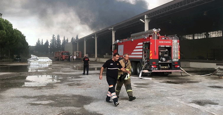 İzmir'de Mobilya Tesisinde Yangın Çıktı
