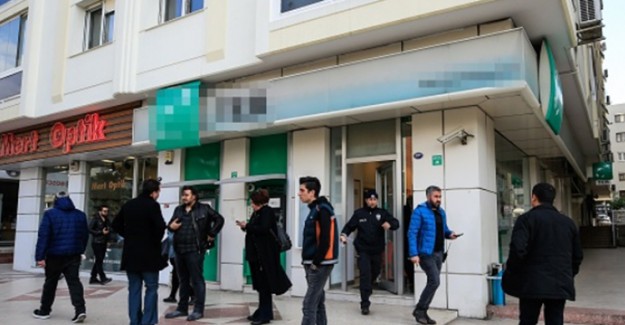 İzmir'de Silahlı Banka Soygunu, Kasadaki Parayı Alıp Kaçtı
