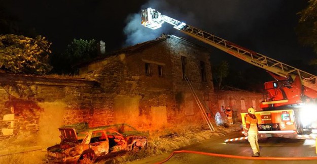 İzmir'de Tarihi Fabrika Binasında Yangın Çıktı