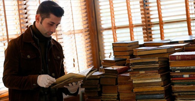 İzmir'de Türbe Sanılan Mekandan Asırlık Kitaplar Çıktı