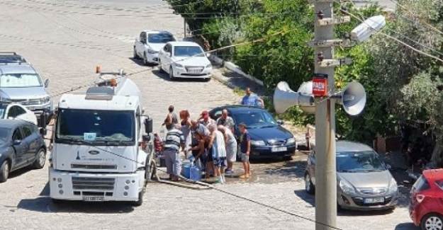 İzmir'de Vatandaşa Tankerle Su Taşındı