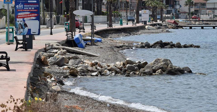 İzmir’de Vatandaşlar Kısıtlamaya Rağmen Tenha Yerlerde Denize Girdi