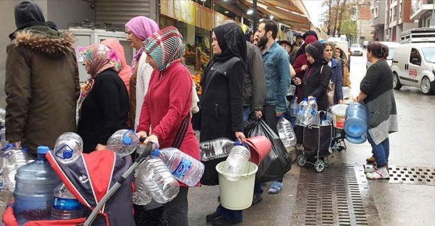 İzmir'de Yağmur Altında 'Su Kuyruğu' Oluştu