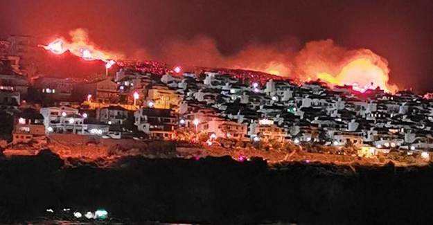 İzmir'de Yerleşim Alanlarına Yaklaşan Makilik Yangınına Müdahale Ediliyor
