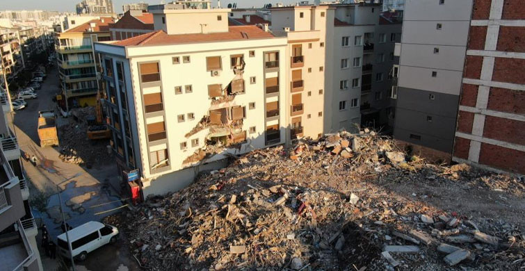 İzmir’de Yıkım Esnasında Çöken Bina Yandaki Binaya Zarar Verdi