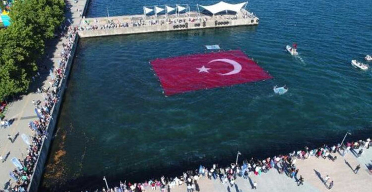 İzmit Körfezi'nde 600 metrekarelik Türk bayrağı: Denizde açılan en büyük bayrak rekoru kırıldı!