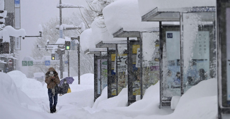 Japonya’daki kar yağışı hayatı durdurdu!