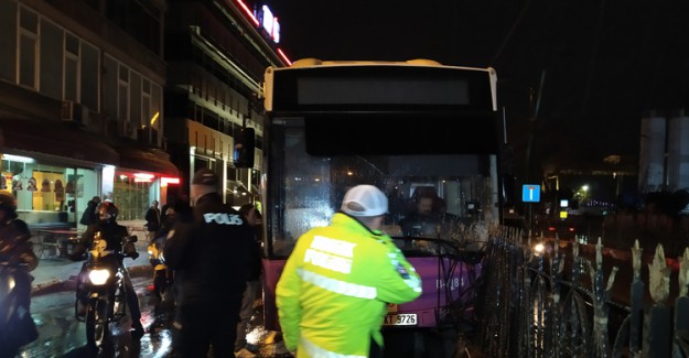 Kabataş'ta Otobüs Tramvay Bariyerlerine Çarptı