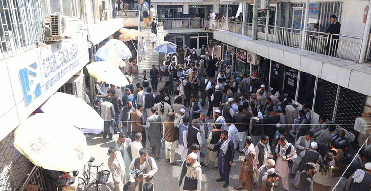 Kabil'de Döviz Büroları Yeniden Açıldı: Afganlar Akın Etti
