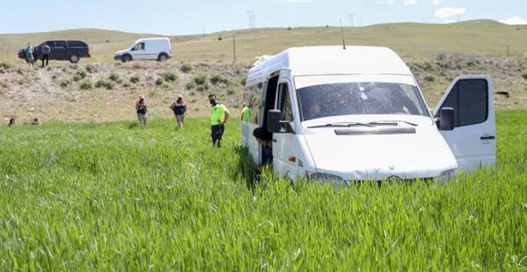 Kaçak Göçmen Minibüsü Yoldan Çıktı: 4 Yaralı