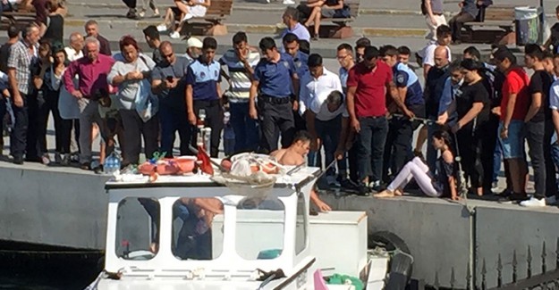 Kadıköy’de Deniz Kenarında Oturan İki Kadın Suya Düştü