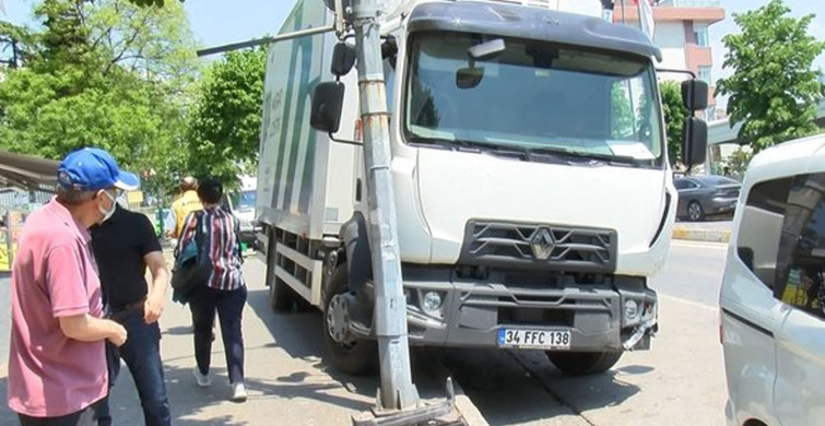 Kadıköy'de hakimiyetini kaybeden kamyon etrafa dehşet saçtı! Park halindeki otomobillere çarptı