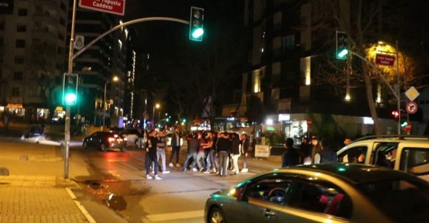 Kadıköy'de Magandalar Yolu Kapatıp Asker Eğlencesi Yaptı