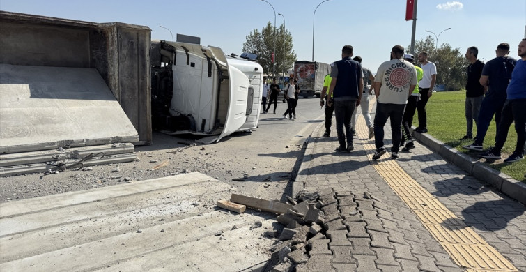 Kahramanmaraş'ta Beton Blok Yüklü Tır Devrildi