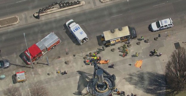 Kanada'da Bir Minibüs Yayaların Arasına Daldı, 10 Kişi Yaralandı