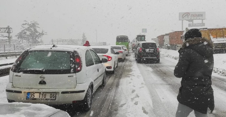 Kar fırtınası Kars'ı vurdu: 58 köy yolu ulaşıma kapandı, 15 araç mahsur kaldı!