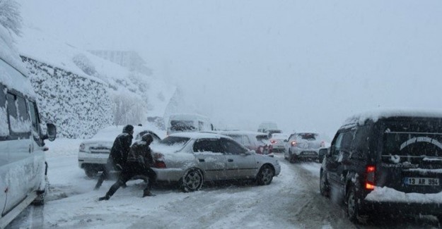 Kar Yağışı Nedeniyle Yaklaşık 500 Araç Yolda Mahsur Kaldı