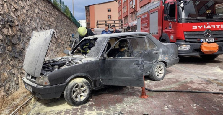 Karabük'te Park Halindeki Araçta Yangın Çıktı