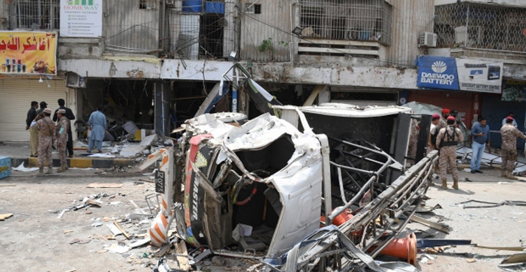 Karaçi'de Patlama: Ölü ve Yaralılar Var