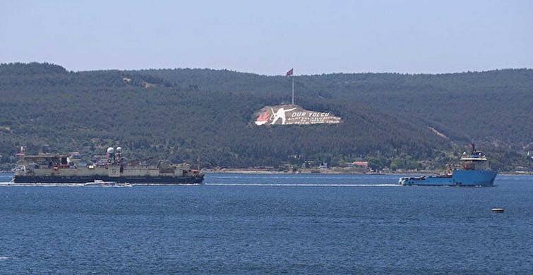 Karadeniz'e doğal gaz borularını yerleştirecek olan 'Castoro 10' isimli gemi Çanakkale Boğazı'ndan geçti
