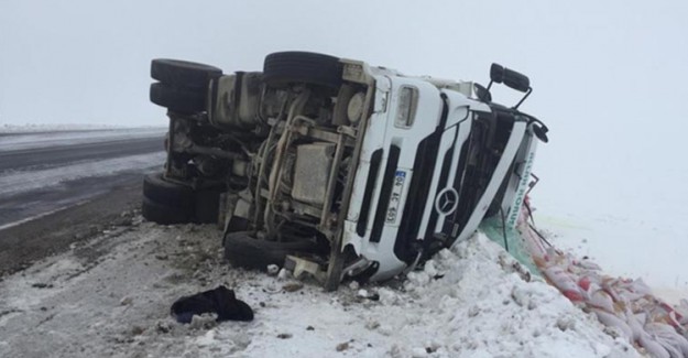 Kars - Erzurum Yolunda Trafik Kazası, 20 Yaralı